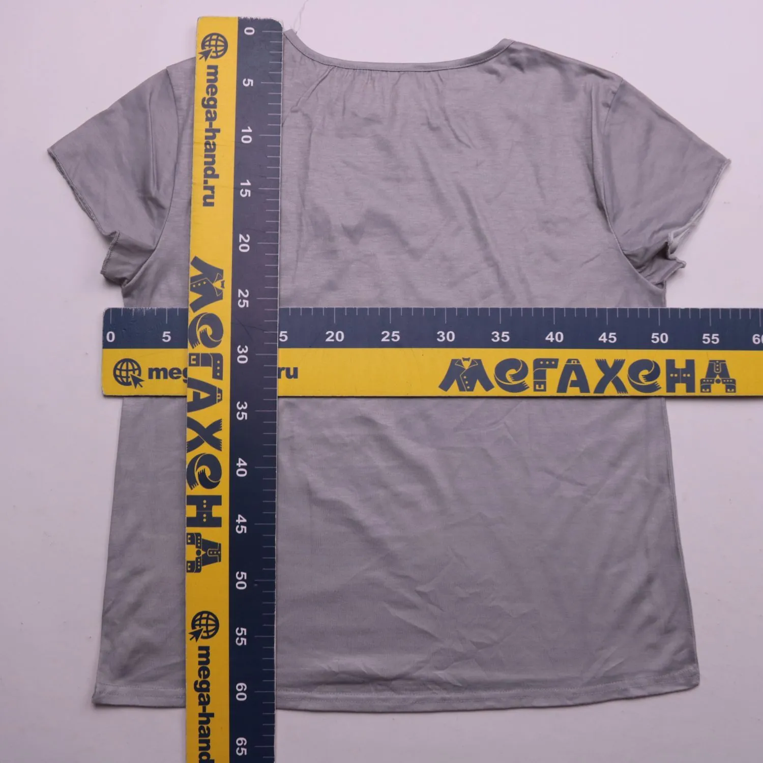 Серая женская футболка с рисунком жирафа, размер 46 (M)